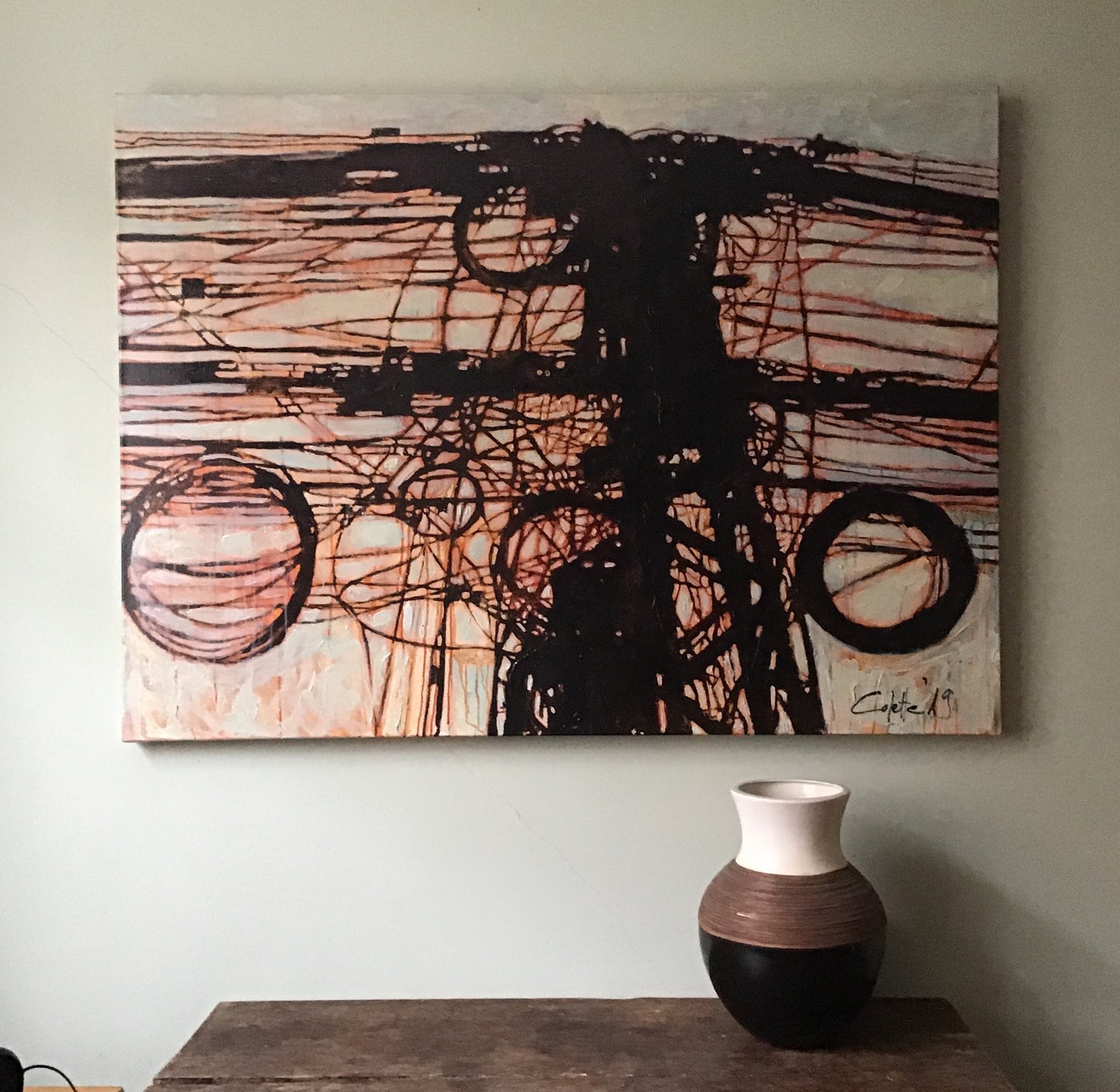 Dit originele schilderij van kluwen elektriciteitsdraden, maakte Colette van Ojik naar aanleiding van een foto die ze maakte in Phnom Penh, Cambodja. Het schilderij heeft een urban uitstraling en je raakt er niet snel op uitgekeken! Het is een groot werk, van 110x110x4.5 cm. en geschilderd op dubbeldik canvas. De brede zijkanten zijn meegeschilderd, het werk kan dus zó aan de muur.
